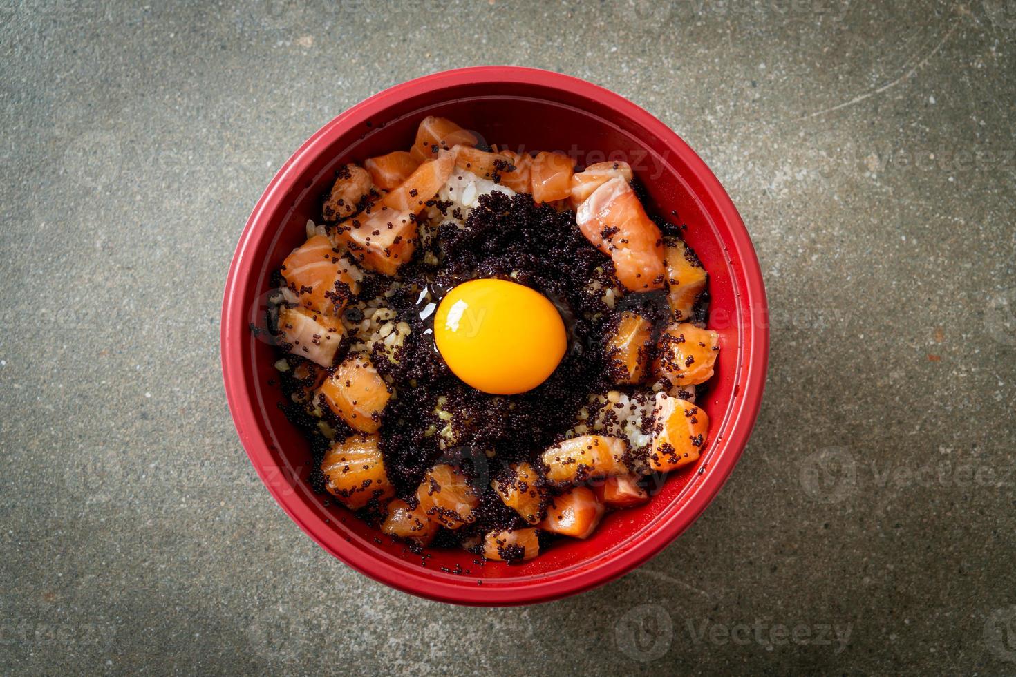 arroz japonés con salmón fresco crudo, tobiko y huevo foto