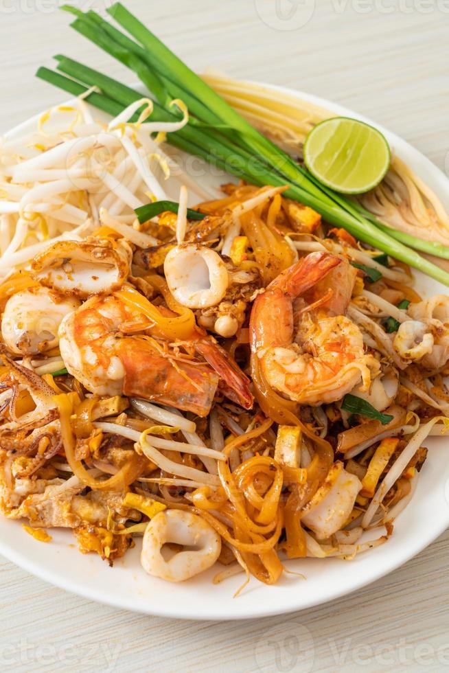 pad thai mariscos - fideos salteados con camarones, calamares o pulpo foto