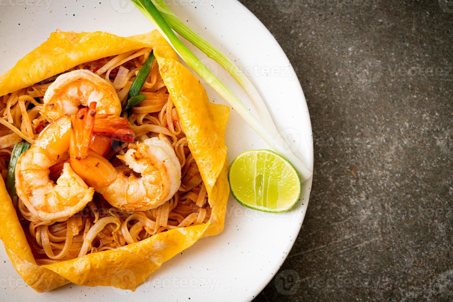 fideos tailandeses salteados con camarones y huevo foto