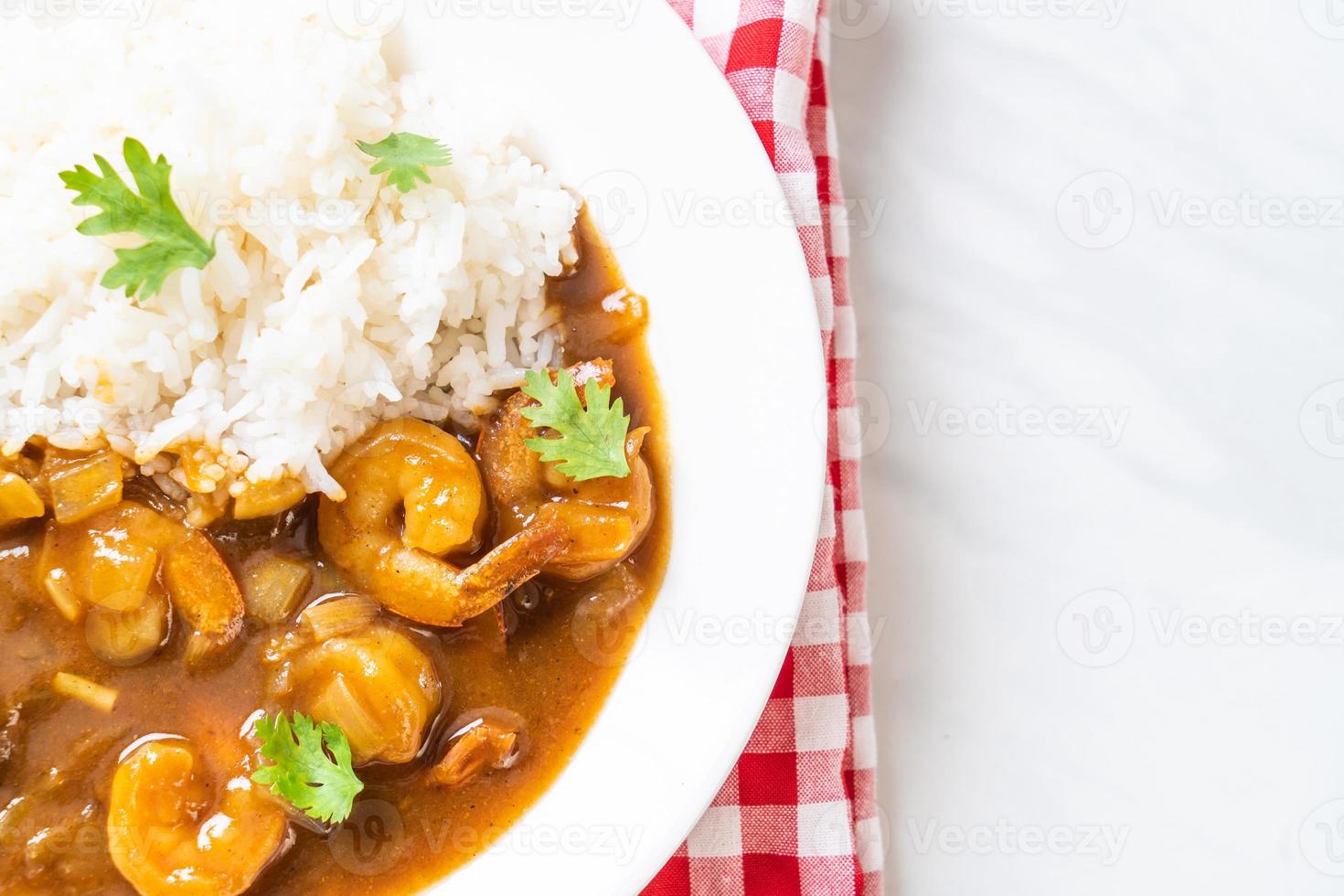 camarones al curry sobre arroz foto
