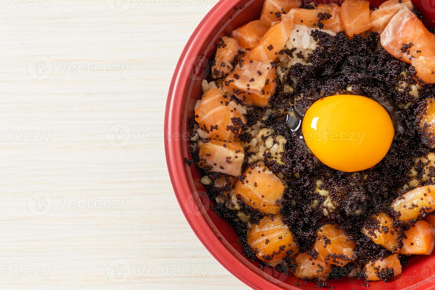 arroz japonés con salmón fresco crudo, tobiko y huevo foto