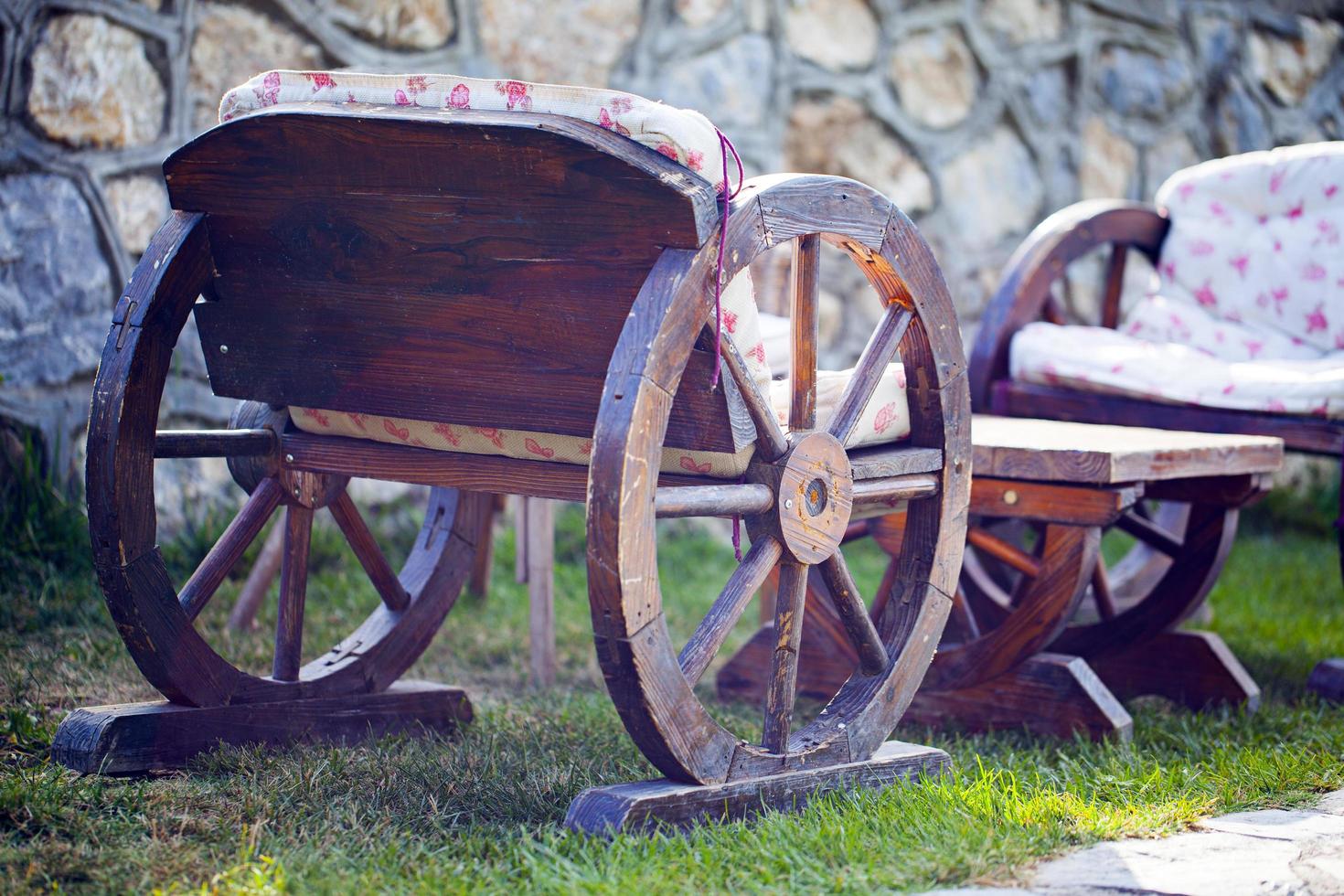 Carro de caballos de madera antiguas ruedas de carro foto