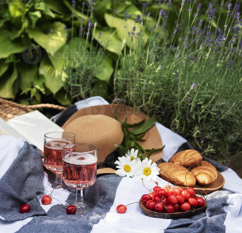 picnic de verano en el campo de lavanda. foto