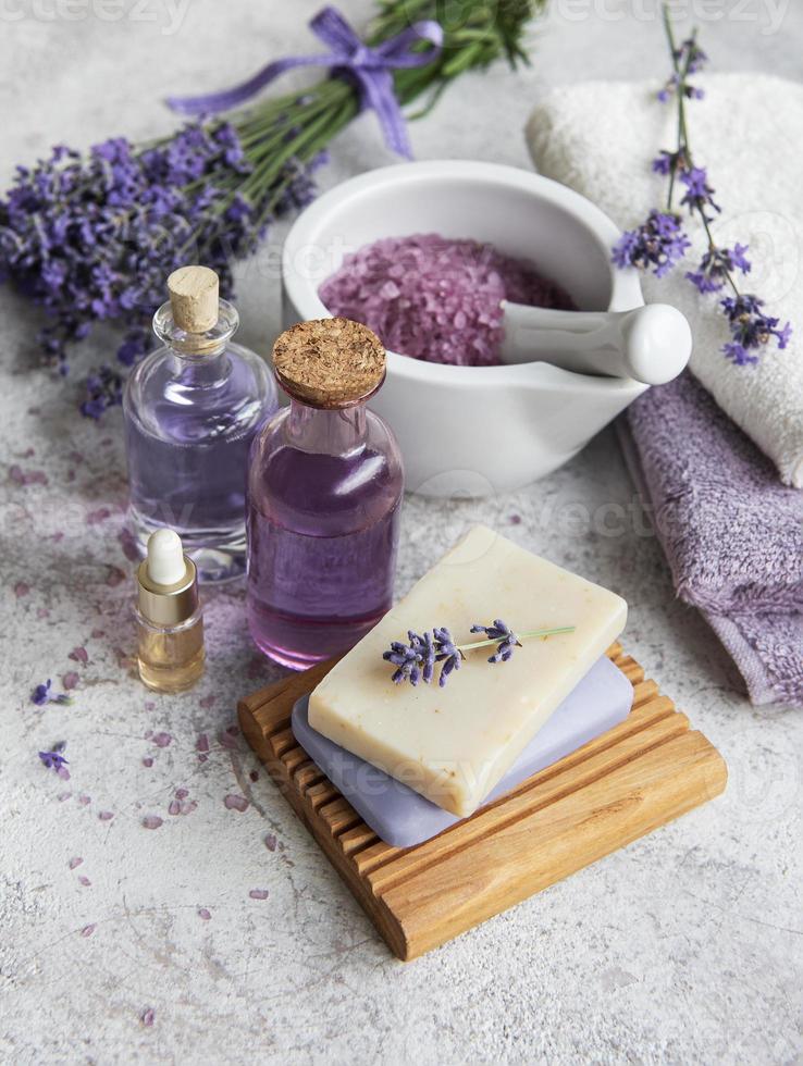 Cosmético de hierbas naturales con flores de lavanda. foto