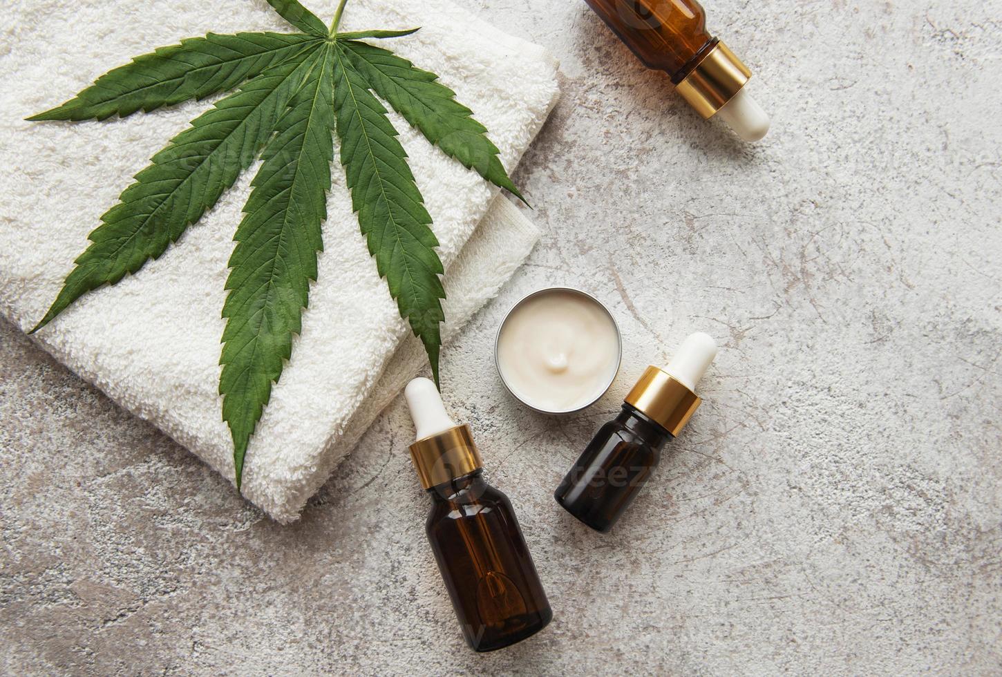 aceite de cbd, tintura de cáñamo, producto cosmético de cannabis para el cuidado de la piel. foto