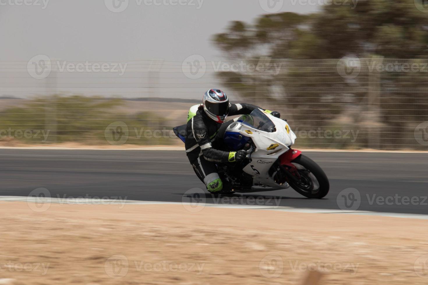 Competición de motos en una pista de carreras en un día de entrenamiento. foto