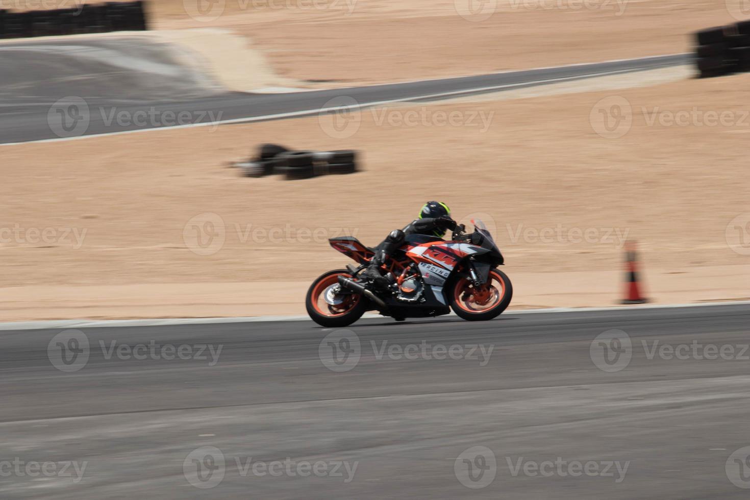 Competición de motos en una pista de carreras en un día de entrenamiento. foto