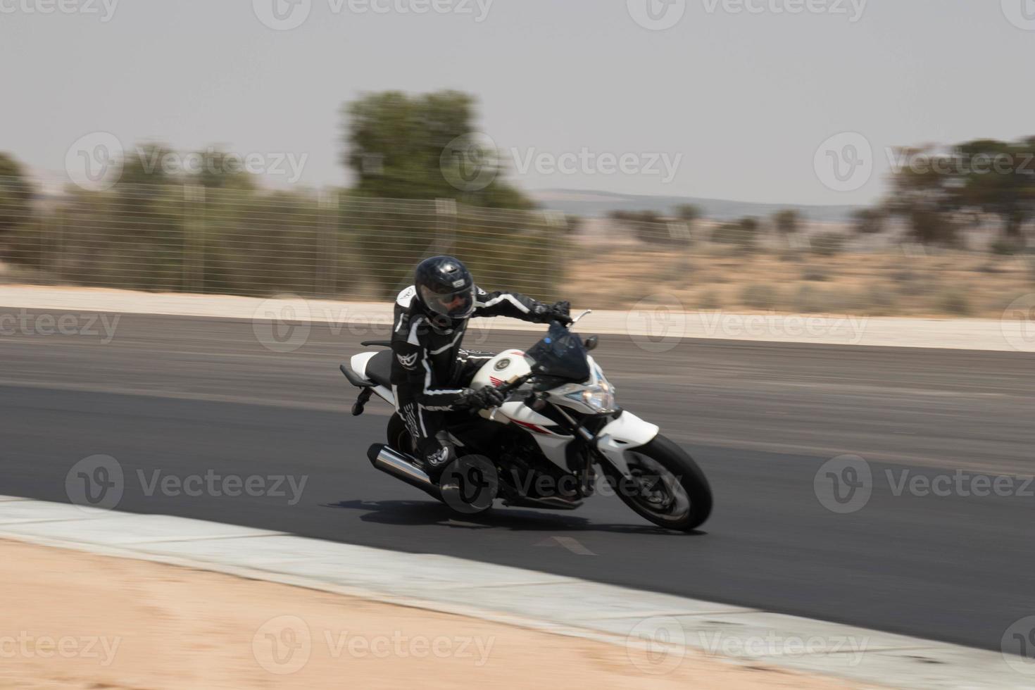 Competición de motos en una pista de carreras en un día de entrenamiento. foto