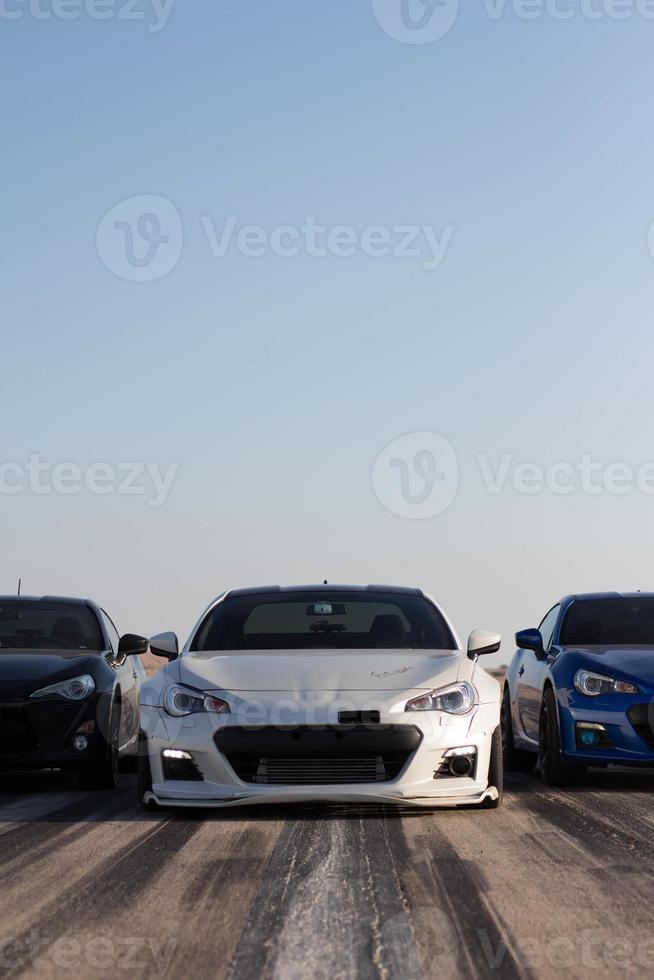 coches en la pista de carreras y en las carreteras del desierto foto