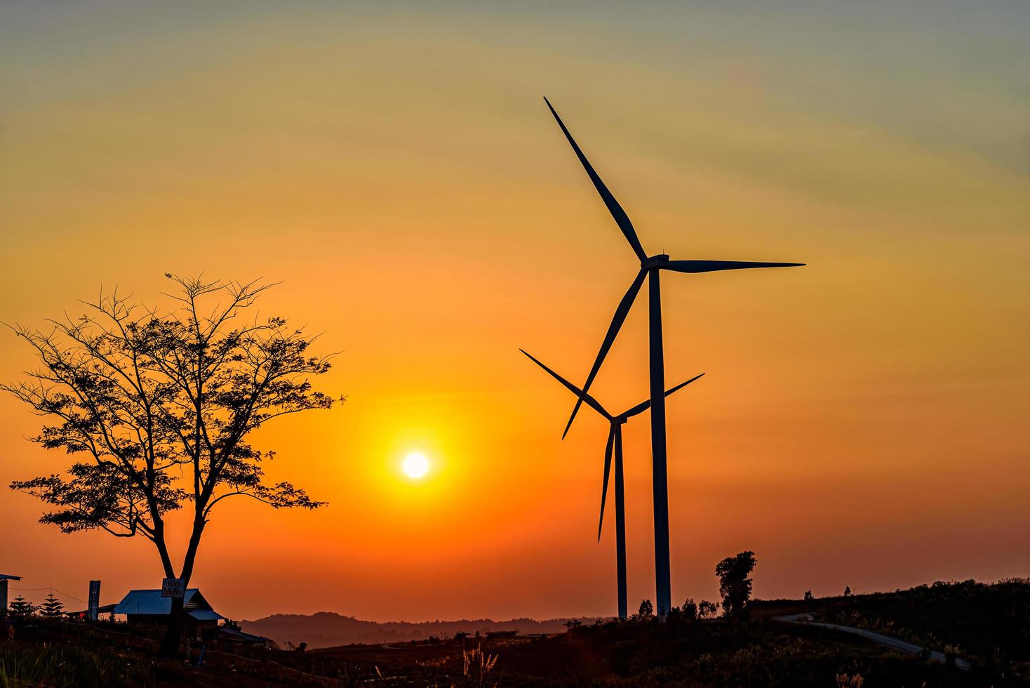 Granja de turbinas eólicas al atardecer foto