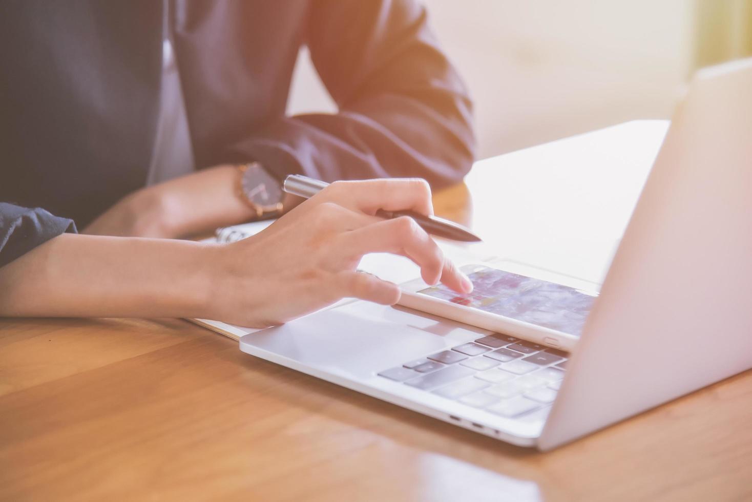 mujer joven, utilizar la computadora portátil, en, ella, escritorio foto