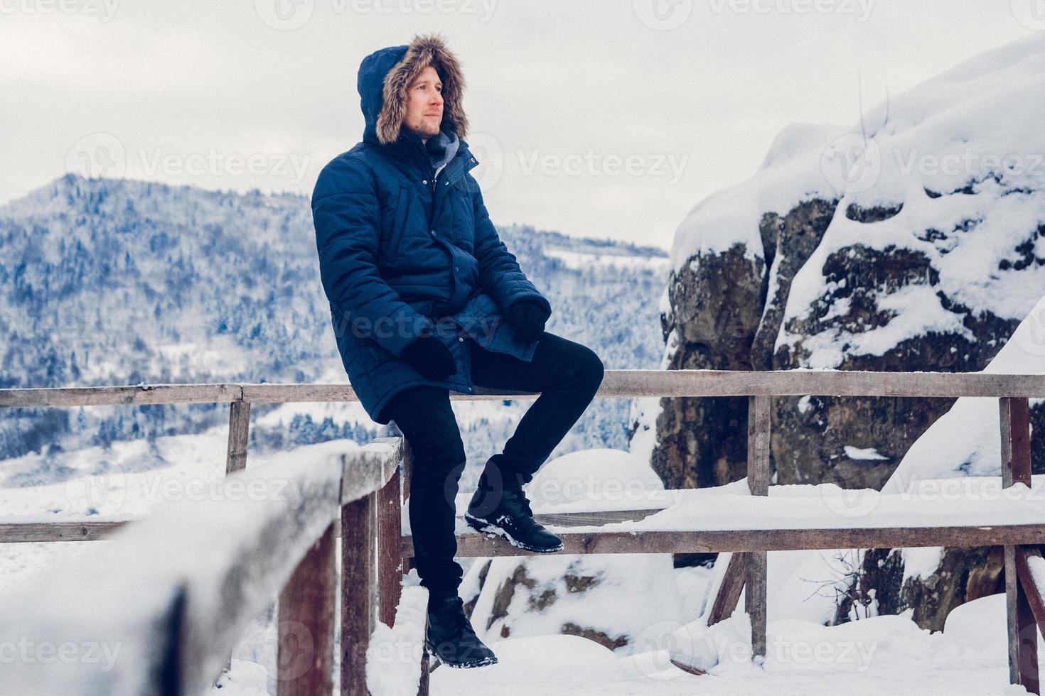 retrato de un hombre en ropa de invierno foto