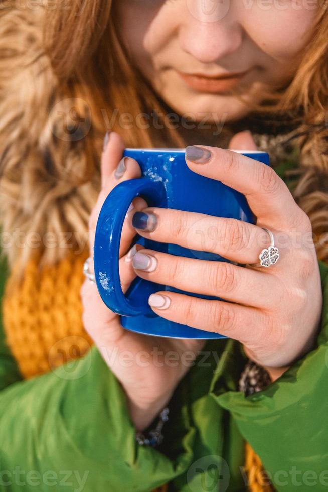 mano de mujer sosteniendo una taza de café caliente foto