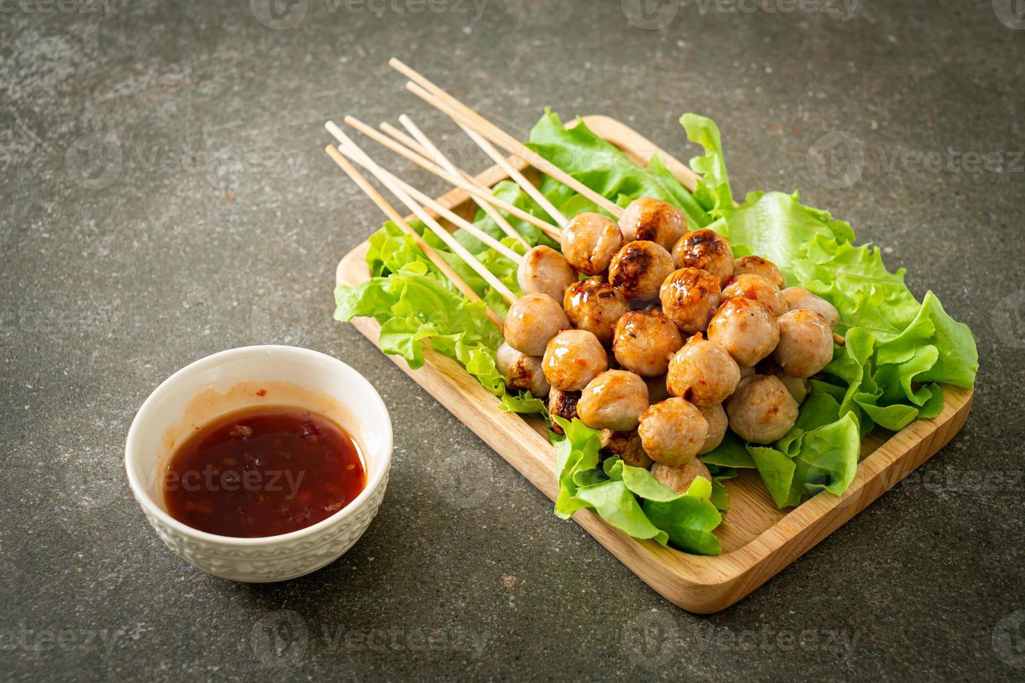 Brocheta de albóndigas a la parrilla con salsa picante foto