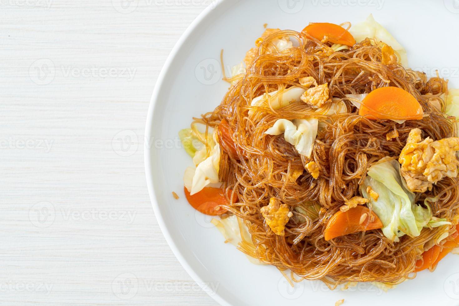 fideos salteados con repollo, zanahoria y huevo - estilo de comida vegana foto