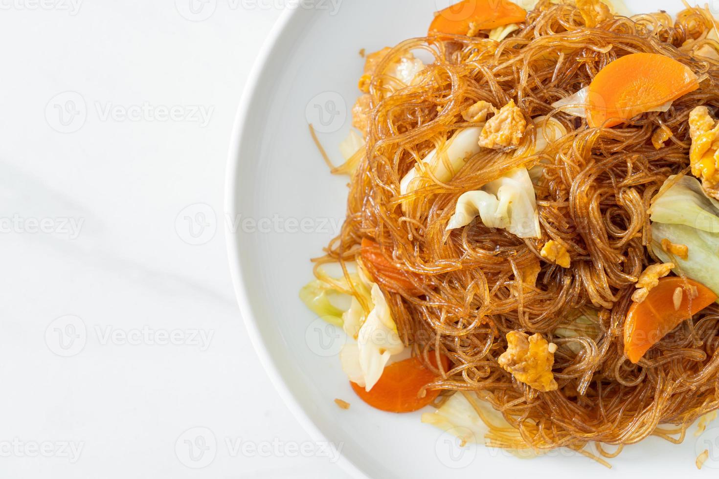 fideos salteados con repollo, zanahoria y huevo - estilo de comida vegana foto