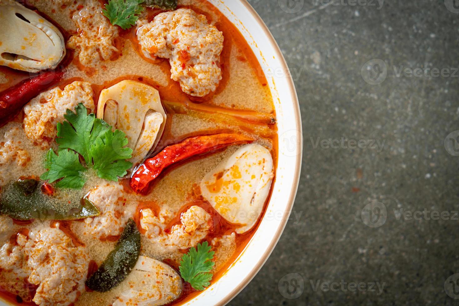 Sopa de cerdo hervida picante con champiñones - tom yum - estilo de comida asiática foto