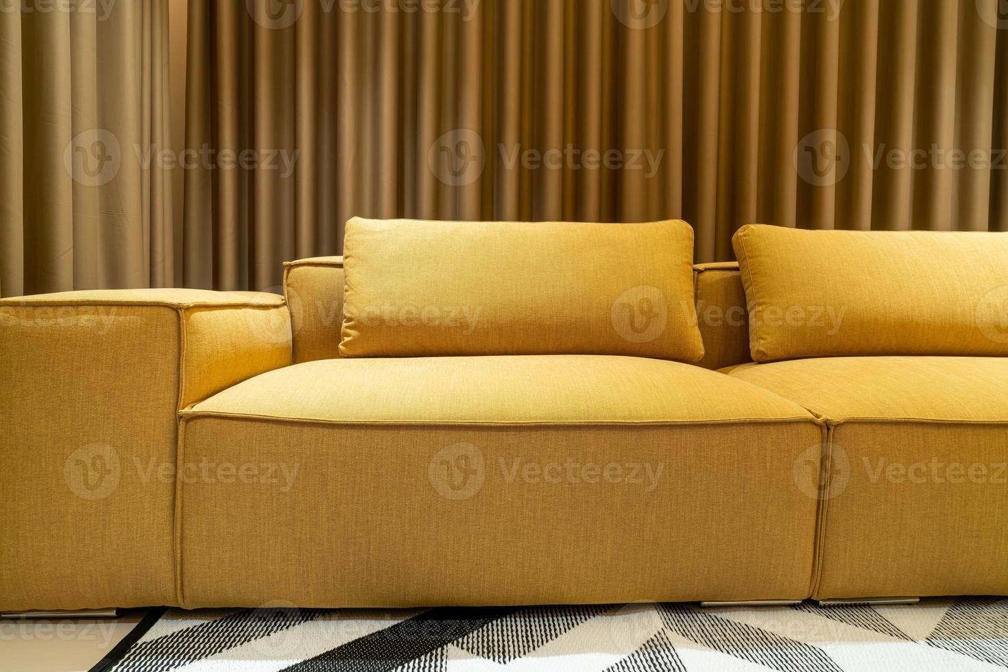 Sofá vacío de mostaza dorada en el salón foto