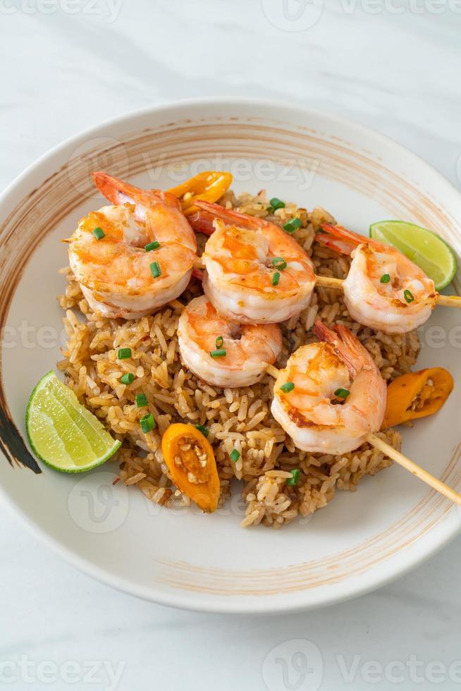 arroz frito con gambas o pinchos de gambas foto