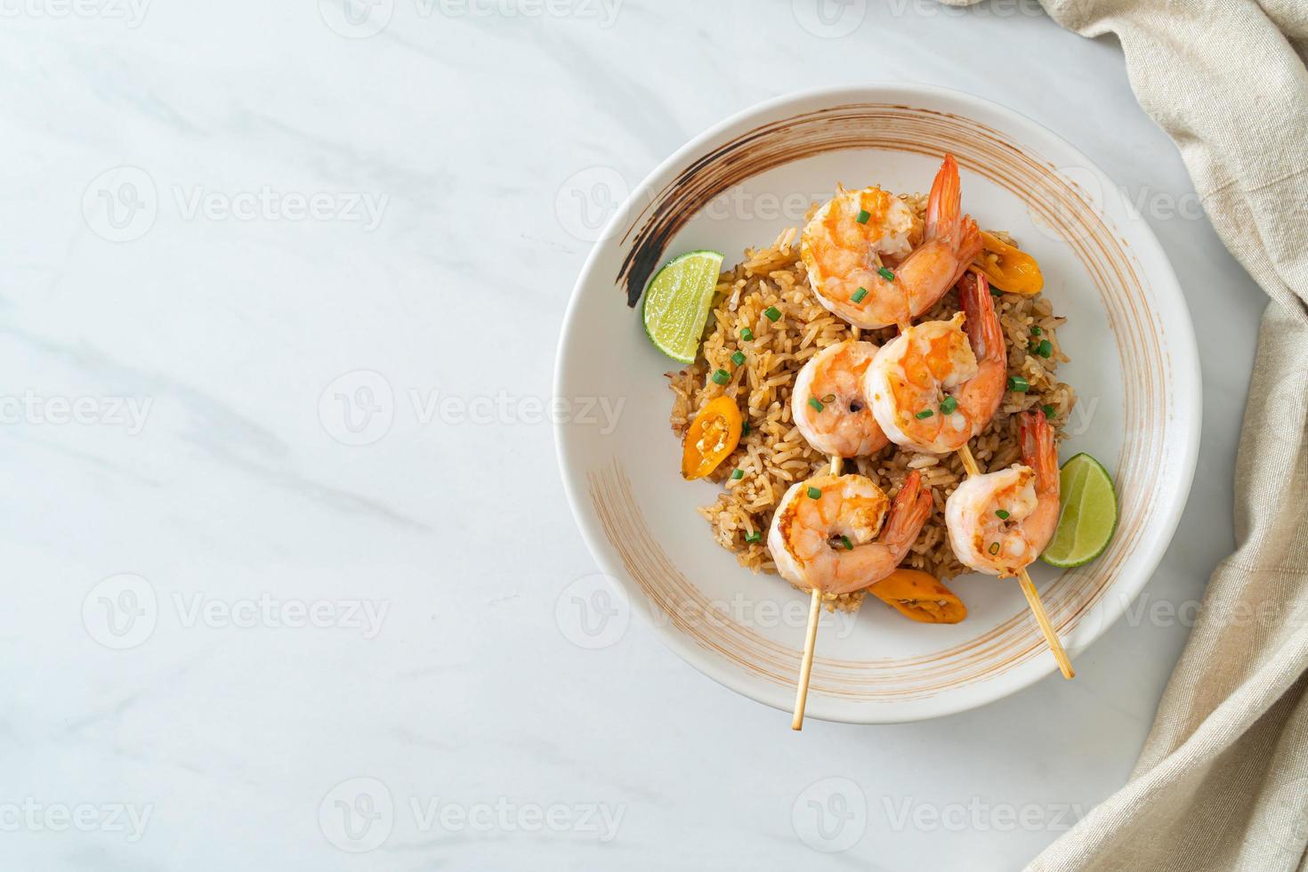 arroz frito con gambas o pinchos de gambas foto