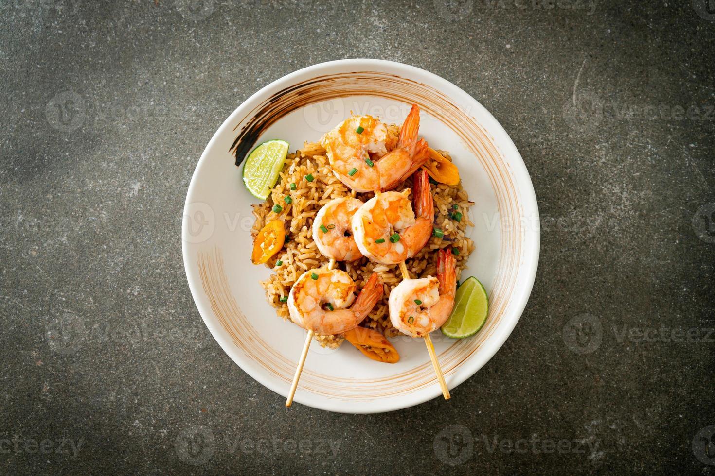 arroz frito con gambas o pinchos de gambas foto