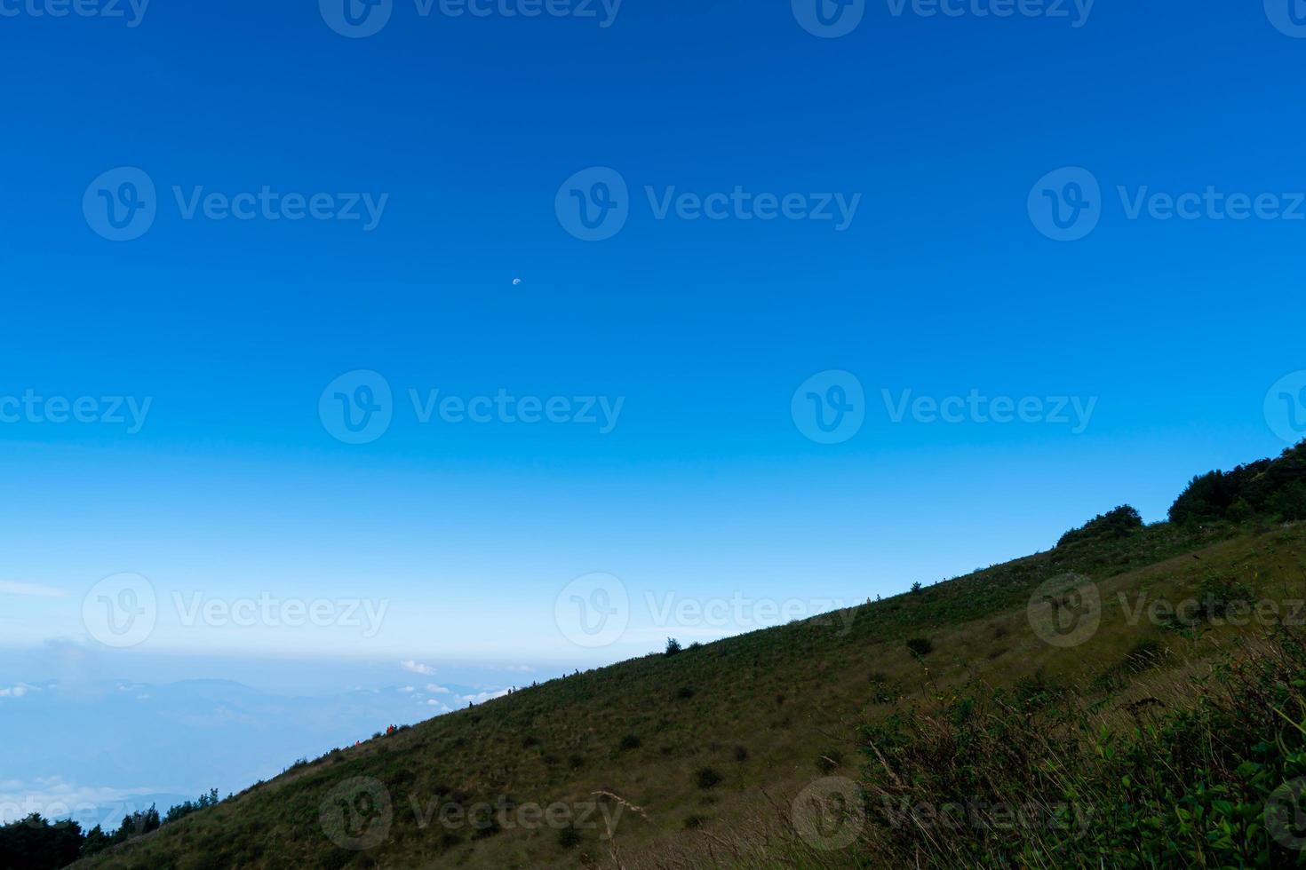 Hermosa capa de montaña con nubes y cielo azul en el sendero natural de kew mae pan en chiang mai, tailandia foto