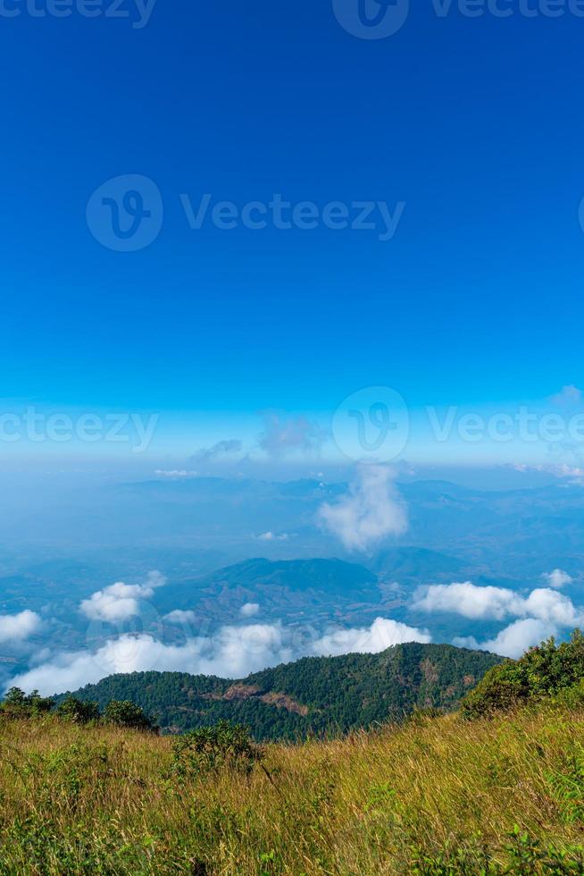 Hermosa capa de montaña con nubes y cielo azul en el sendero natural de kew mae pan en chiang mai, tailandia foto