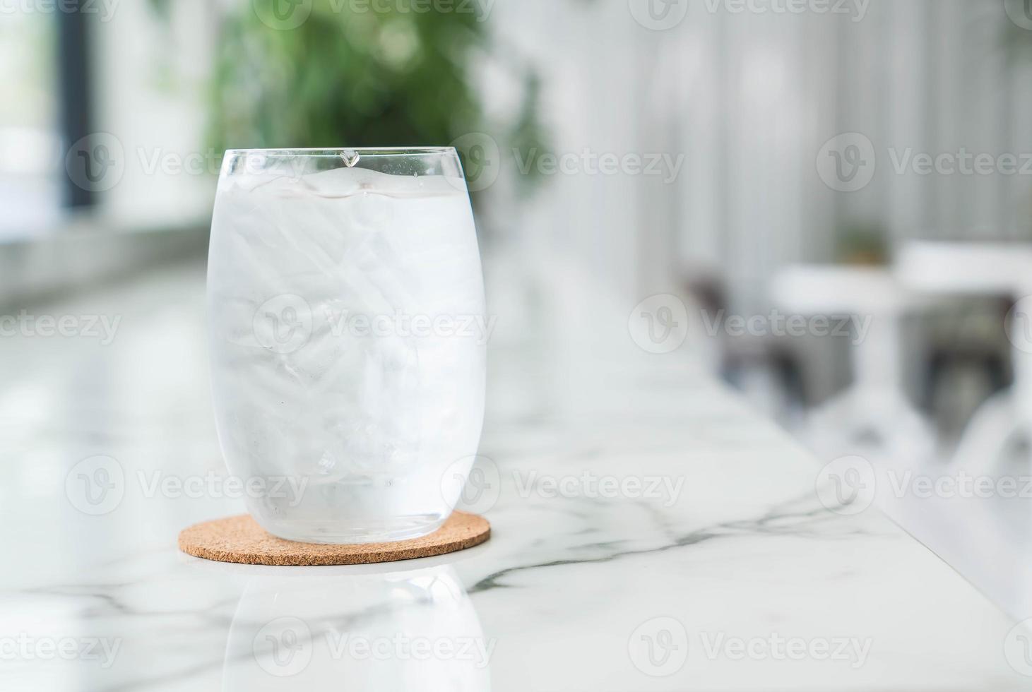 un vaso de agua con hielo foto