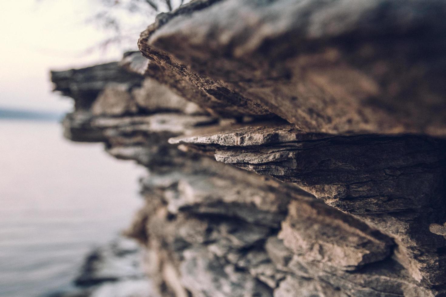 superficie de un muro de piedra. fondo de piedra negra. textura de roca foto