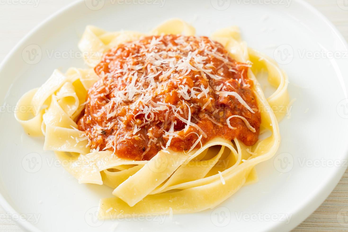 Pasta fettuccine a la boloñesa de cerdo con queso parmesano - estilo de comida italiana foto