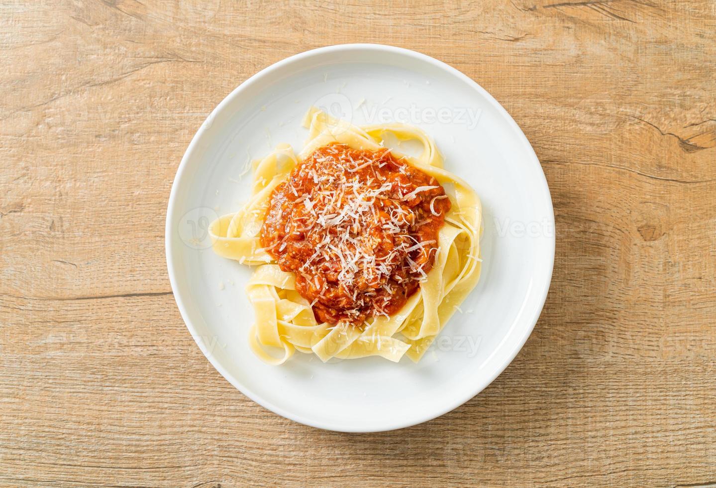 Pasta fettuccine a la boloñesa de cerdo con queso parmesano - estilo de comida italiana foto