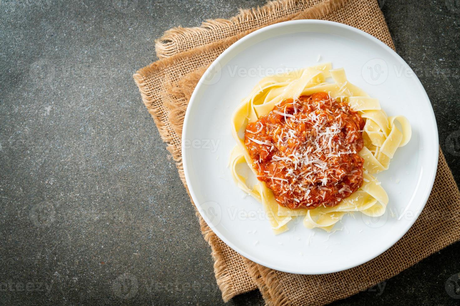 Pasta fettuccine a la boloñesa de cerdo con queso parmesano - estilo de comida italiana foto