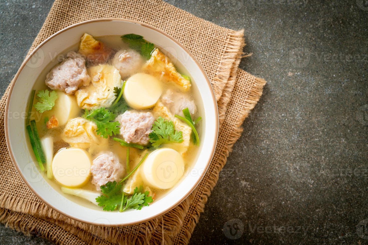 sopa de huevo frito o sopa de tortilla con carne de cerdo picada foto