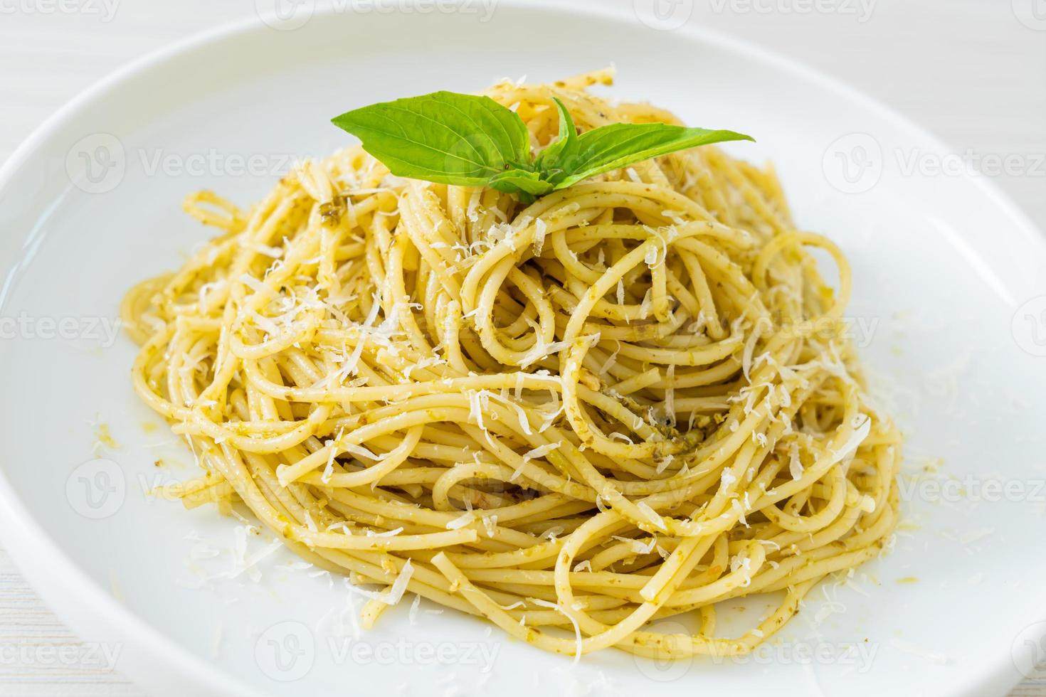 pasta de espagueti al pesto - comida vegetariana y estilo de comida italiana foto