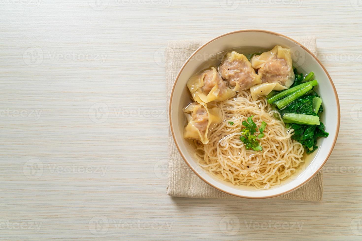 Fideos de huevo con sopa de wonton de cerdo o sopa de albóndigas de cerdo y verduras - estilo de comida asiática foto