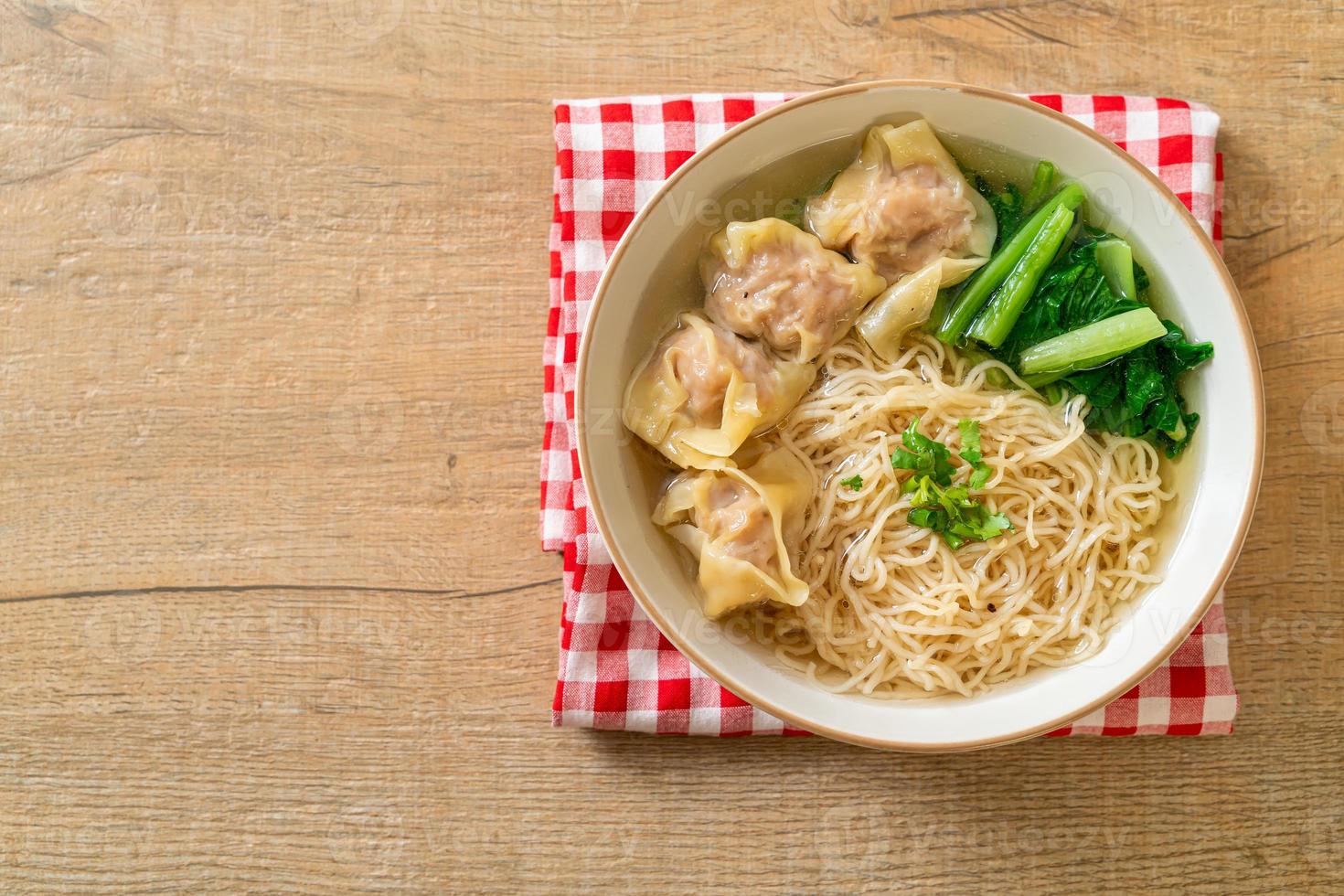 Fideos de huevo con sopa de wonton de cerdo o sopa de albóndigas de cerdo y verduras - estilo de comida asiática foto