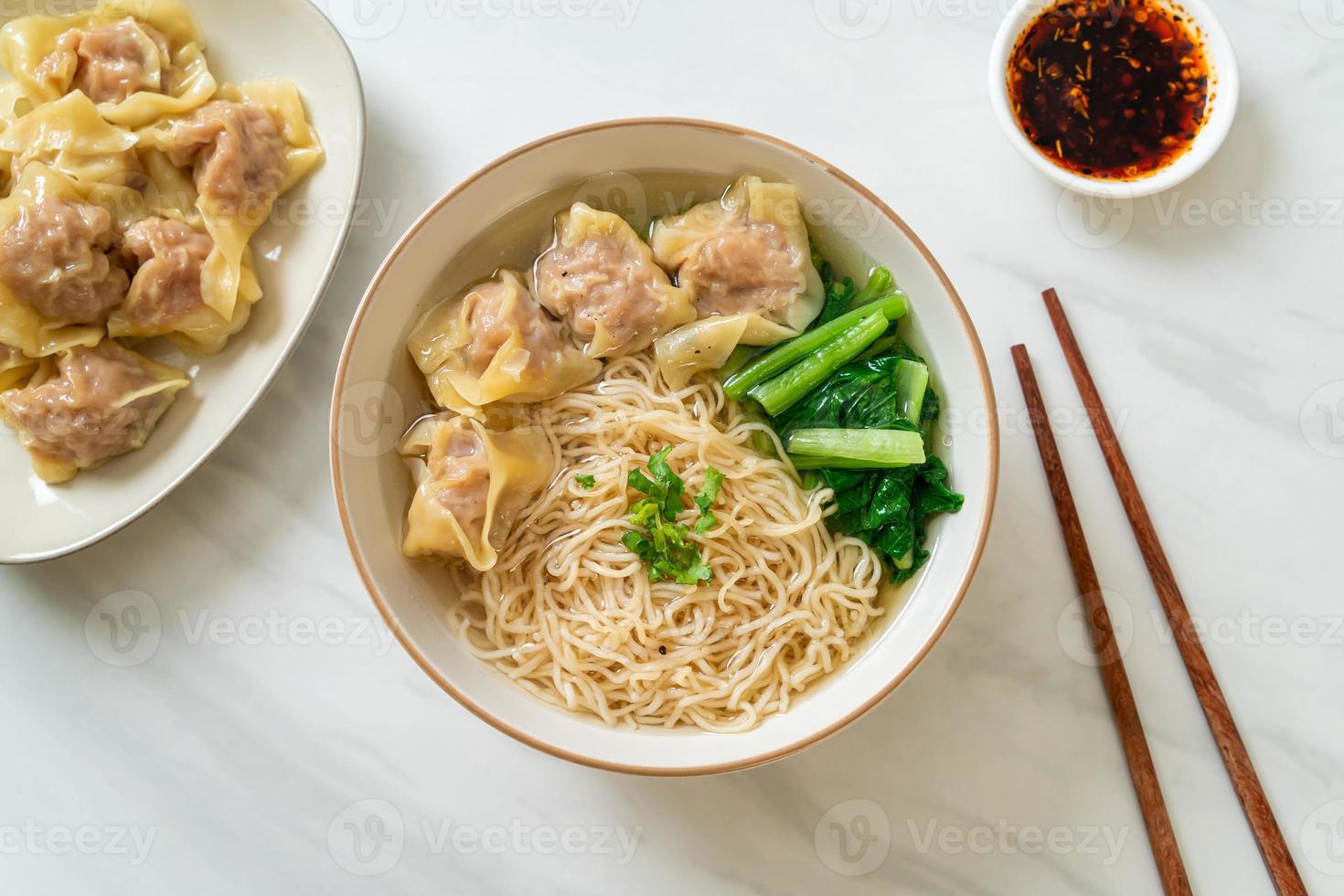 Fideos de huevo con sopa de wonton de cerdo o sopa de albóndigas de cerdo y verduras - estilo de comida asiática foto