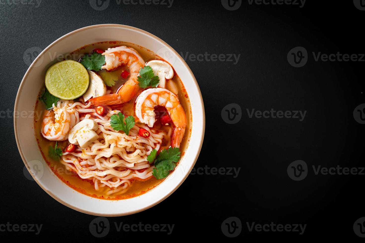 fideos instantáneos ramen en sopa picante con camarones - tom yum kung - estilo de comida asiática foto