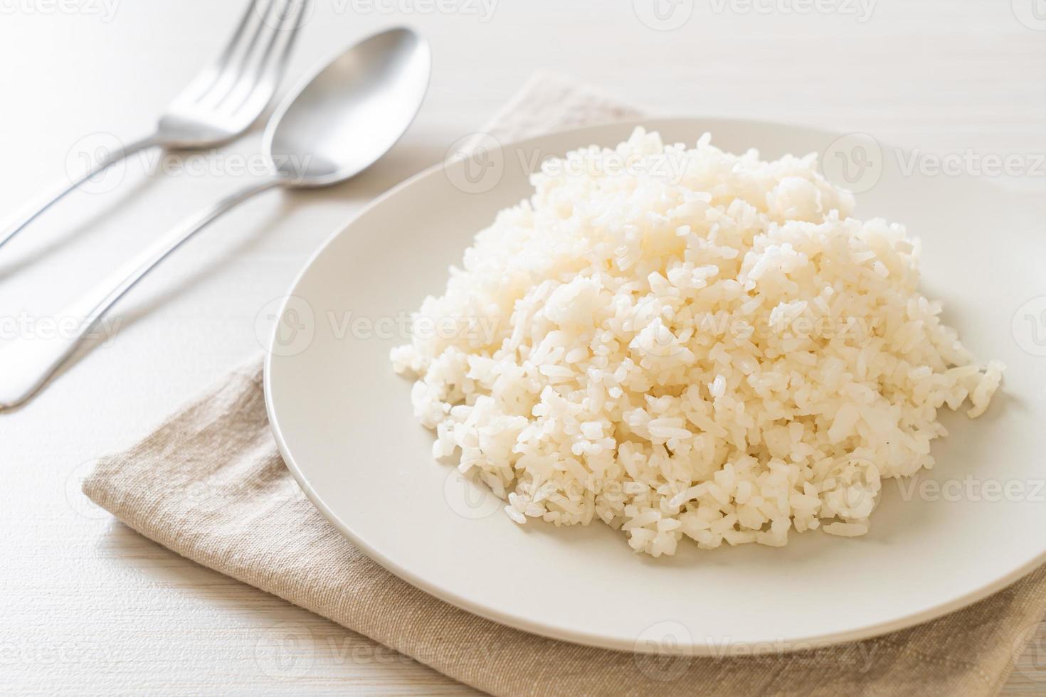 Arroz blanco jazmín tailandés cocido en la placa foto