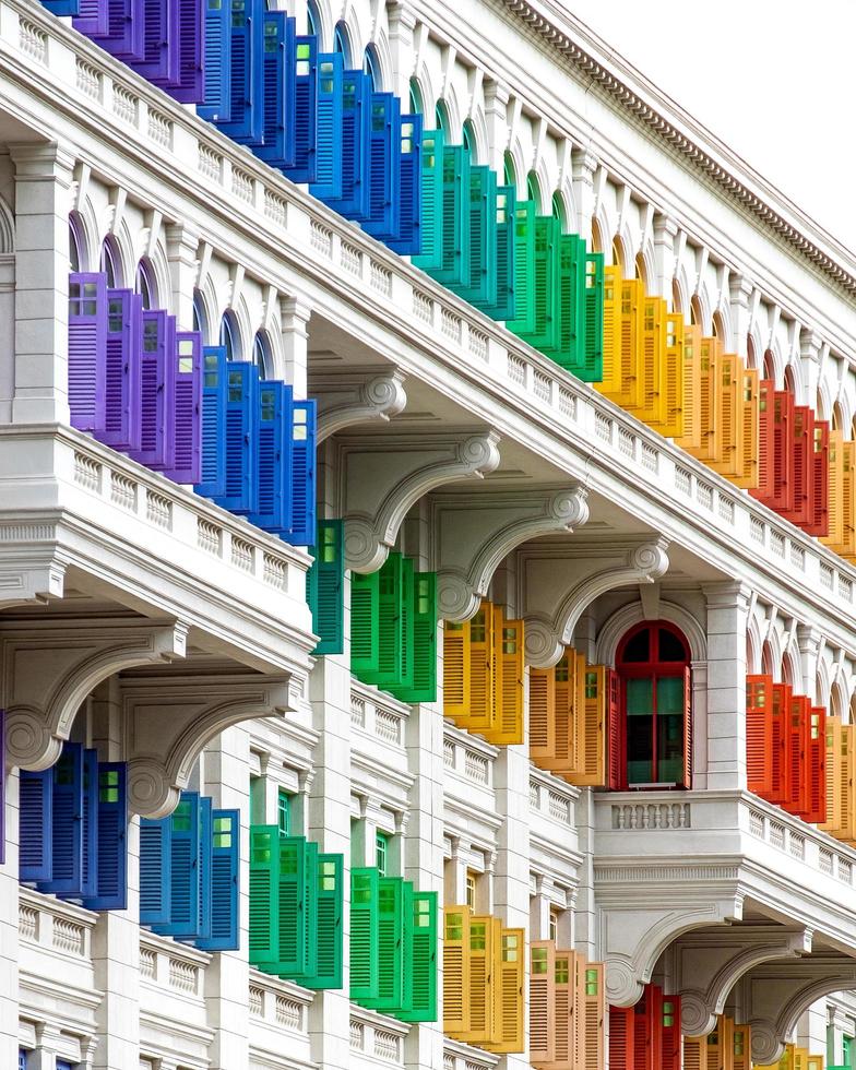 Contraventanas de colores del edificio antiguo foto