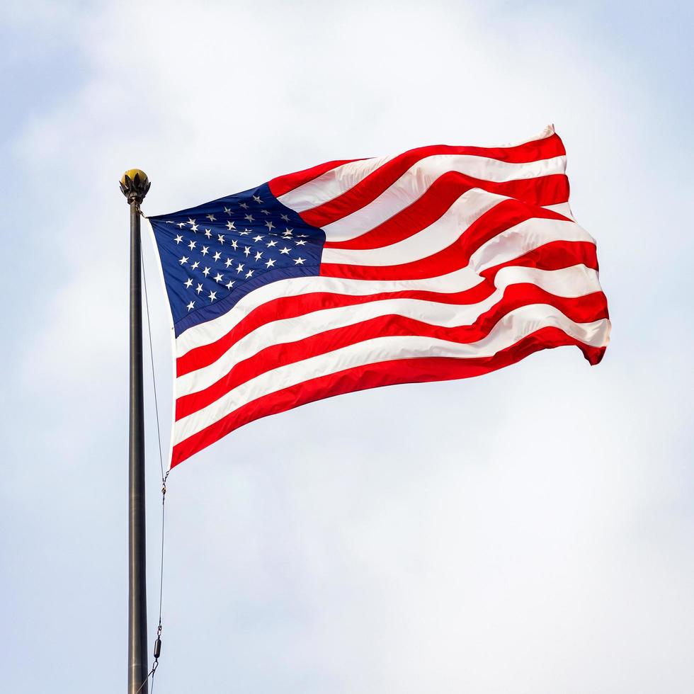 la bandera de los estados unidos de américa en un día soleado. foto