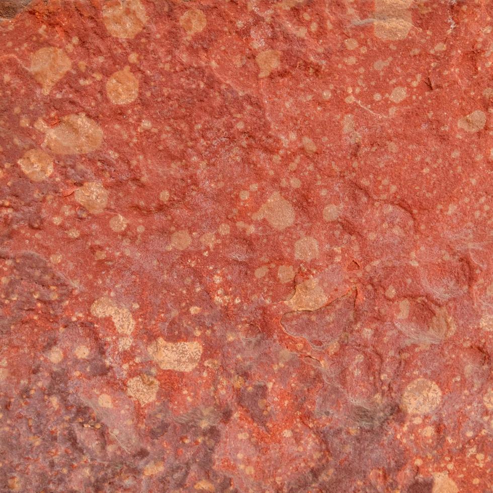 Fondo de textura de piedra rugosa roja. foto