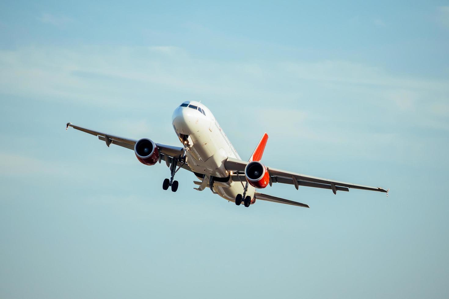 un avión comercial despegando foto