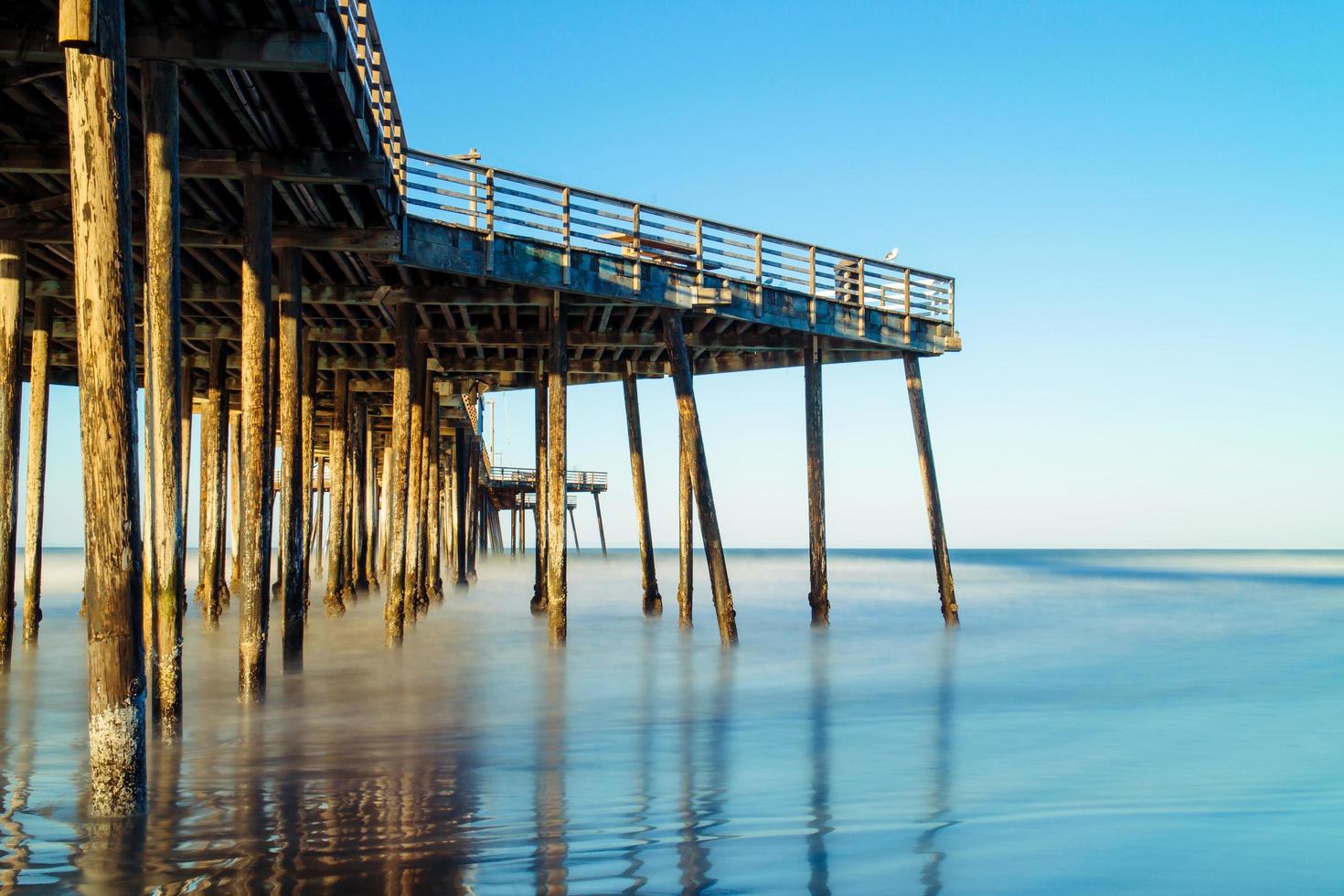 antiguo muelle en la playa. foto