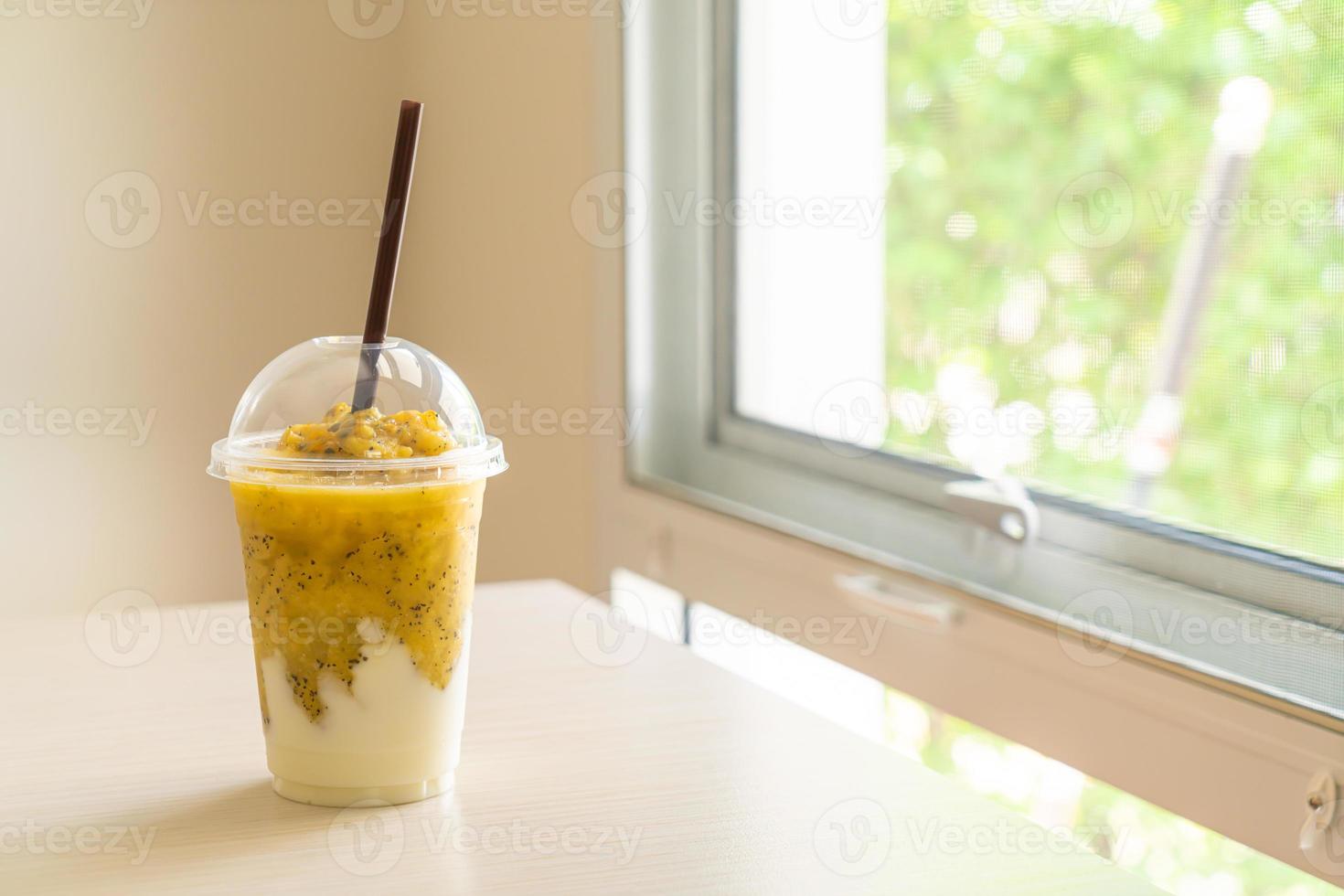 Batidos de maracuyá con yogur en vaso foto