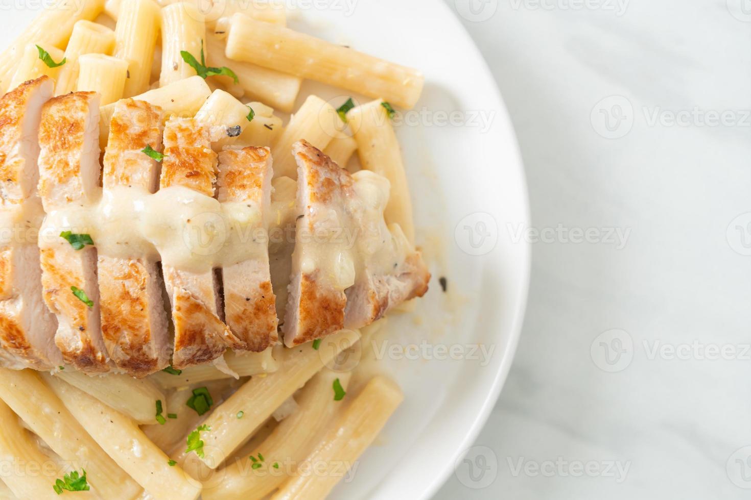 Pasta casera quadrotto penne salsa cremosa blanca con pollo a la parrilla foto