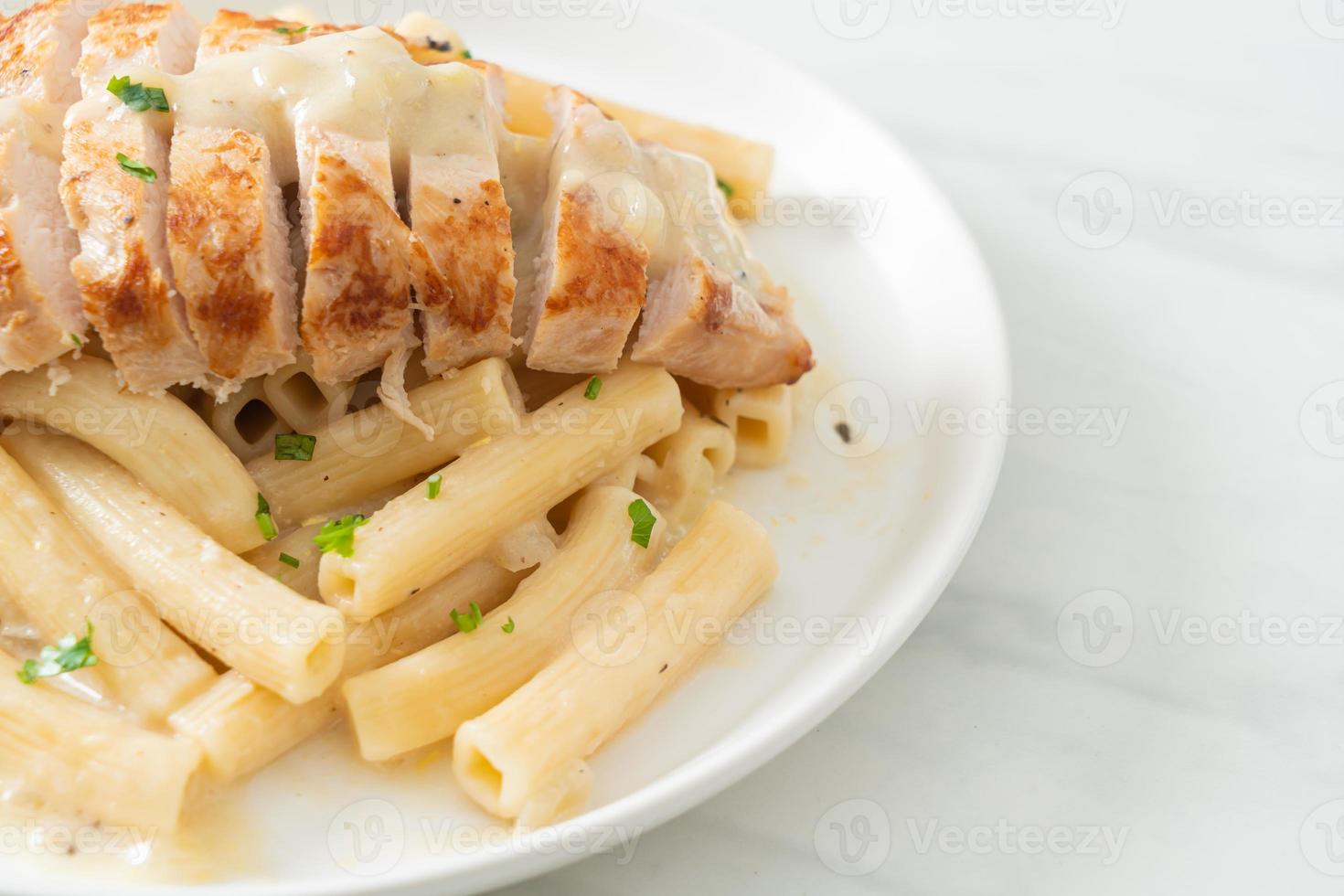 Pasta casera quadrotto penne salsa cremosa blanca con pollo a la parrilla foto