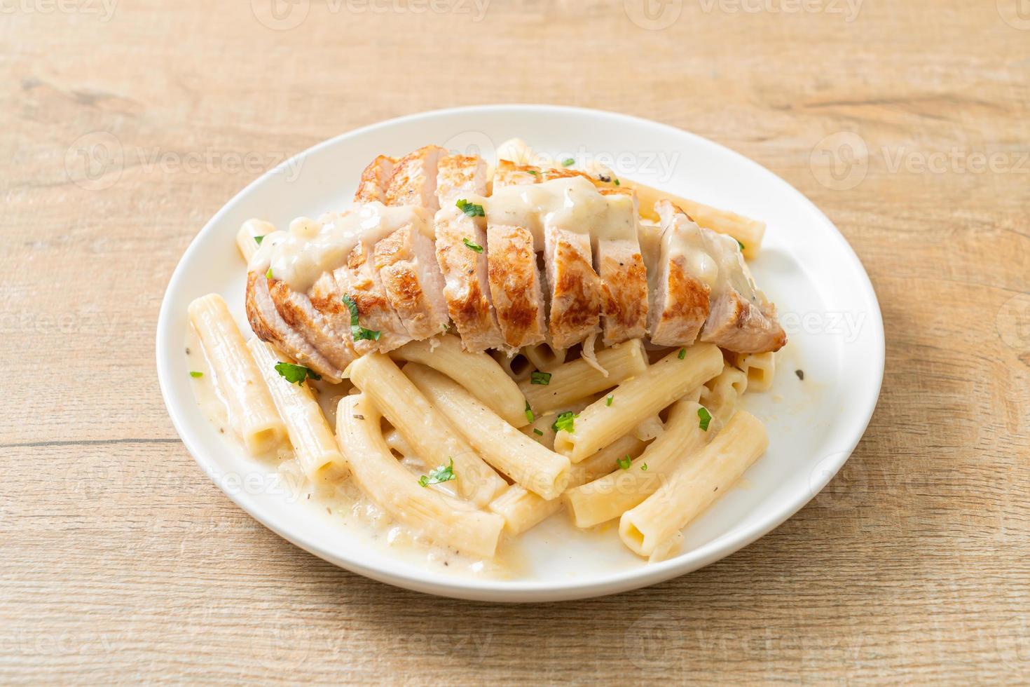 Pasta casera quadrotto penne salsa cremosa blanca con pollo a la parrilla foto