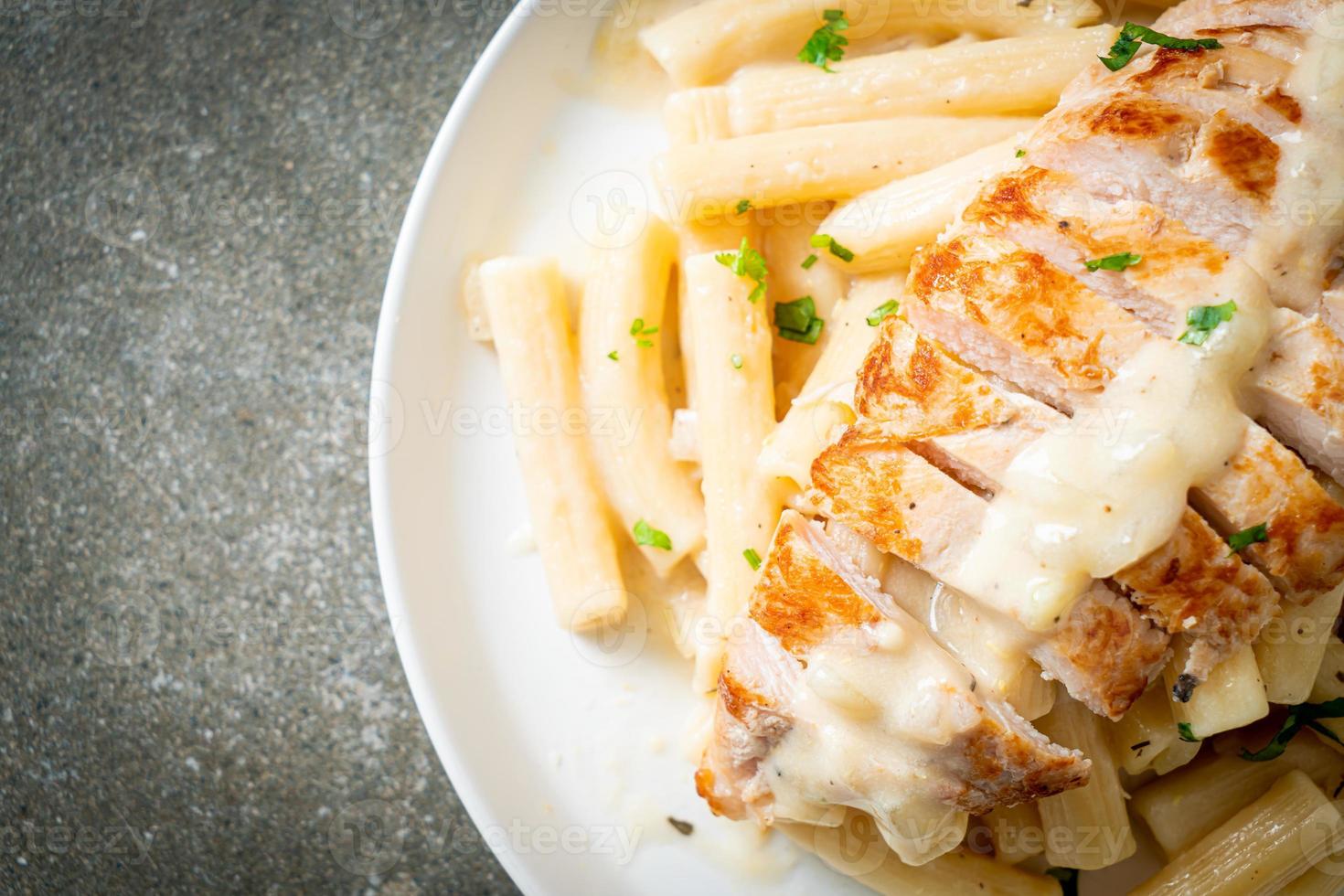 Pasta casera quadrotto penne salsa cremosa blanca con pollo a la parrilla foto