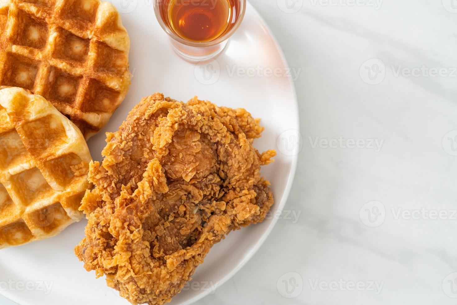 gofre casero de pollo frito con miel o sirope de arce foto